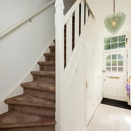 Modern Holiday In With Garden بيت للعطل