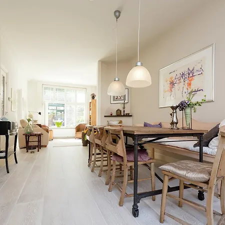Modern Holiday In With Garden بلومِندال