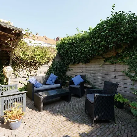 Modern Holiday In With Garden بيت للعطل